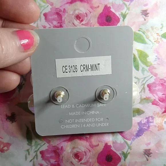 Beautiful Retro Floral Shell Like Earrings - Picture 6 of 9